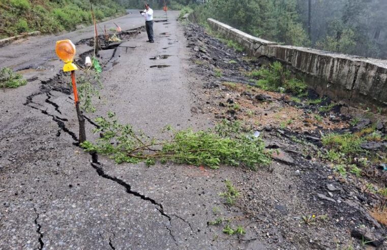 Alerta en carretera de Oaxaca: reportan hundimiento y grietas en el pavimento