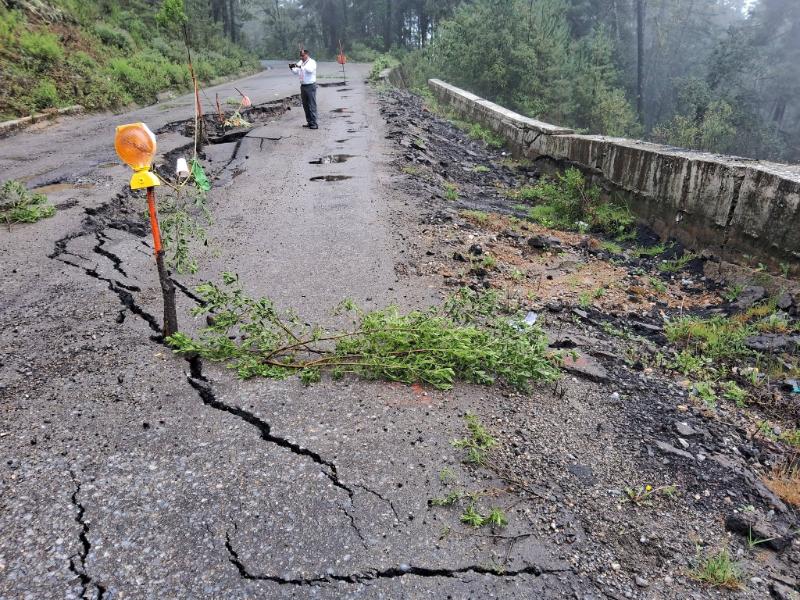 Alerta en carretera de Oaxaca: reportan hundimiento y grietas en el pavimento