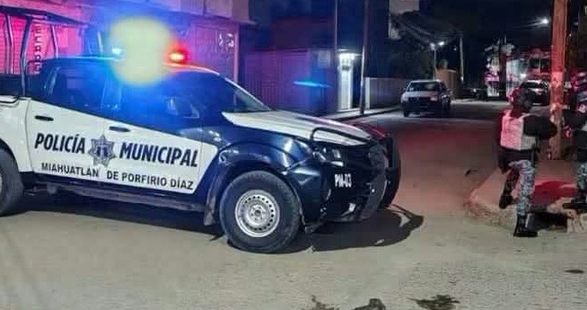 Asesinan a balazos a hombre dentro de su camioneta en Miahuatlán