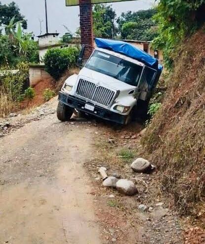  ¡Peligro en la Sierra de Oaxaca! Camión de la CFE queda atrapado en camino destrozado