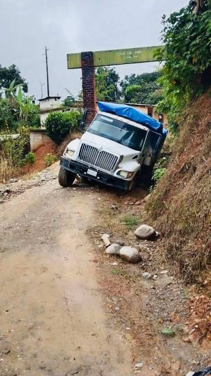  ¡Peligro en la Sierra de Oaxaca! Camión de la CFE queda atrapado en camino destrozado