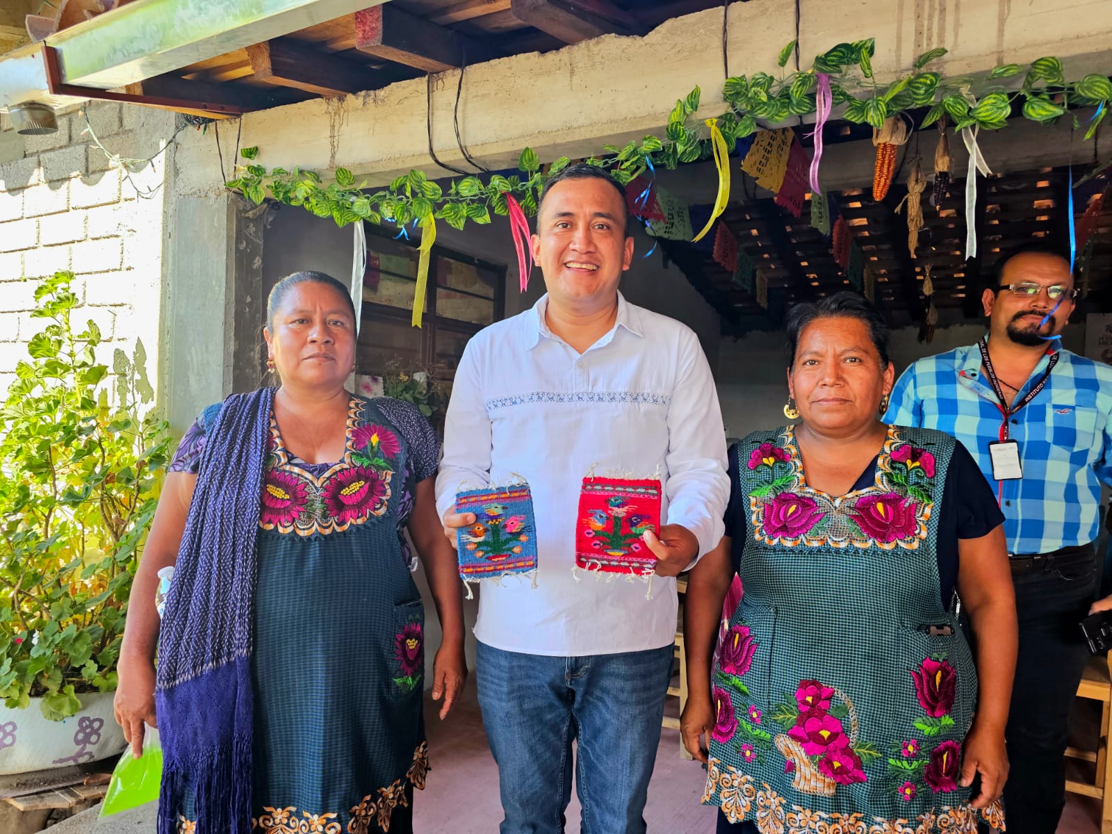 MANOS QUE BORDAN Y TEJEN LA HISTORIA DE OAXACA: SENADOR NINO MORALES RECONOCE LEGADO ANCESTRAL DE HOMBRES Y MUJERES