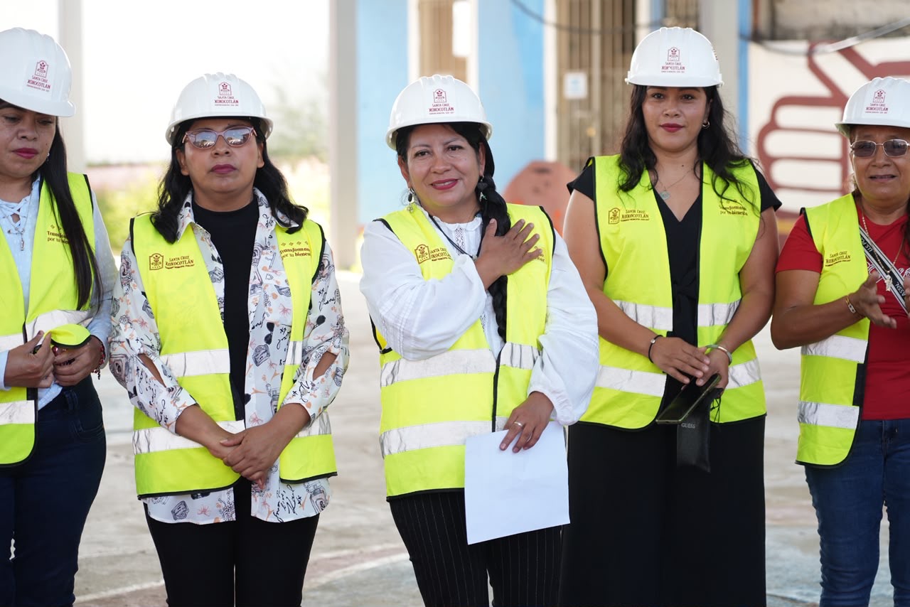 Inicia Nancy Benítez rehabilitación de cancha deportiva en la colonia La Paz