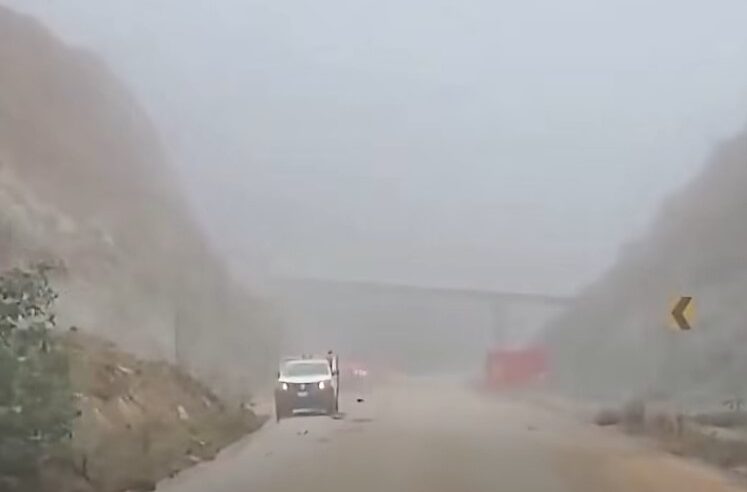 ¡Precaución! Derrumbes complican el paso en la autopista Oaxaca-Puerto Escondido