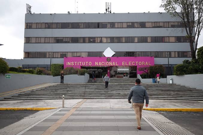 Sacudida en el INE: renuncian tres funcionarios y anuncian revisión de contratos