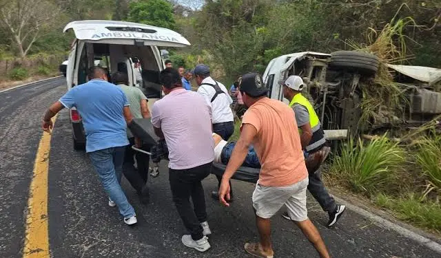 Accidente en la Federal 200 deja pasajeros lesionados cerca de Huatulco