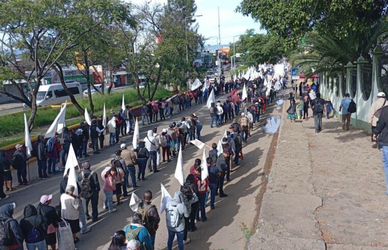 “Justicia para Heriberto Pazos”: organizaciones marchan rumbo al Zócalo de Oaxaca