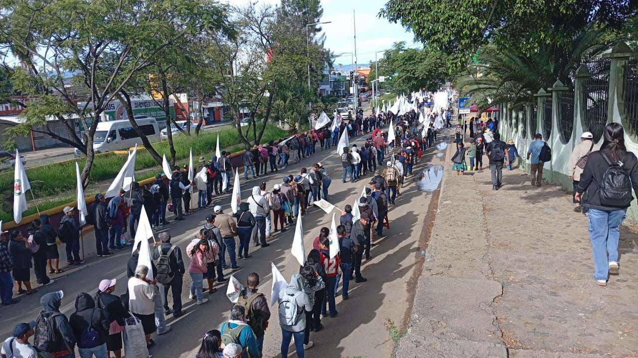 “Justicia para Heriberto Pazos”: organizaciones marchan rumbo al Zócalo de Oaxaca