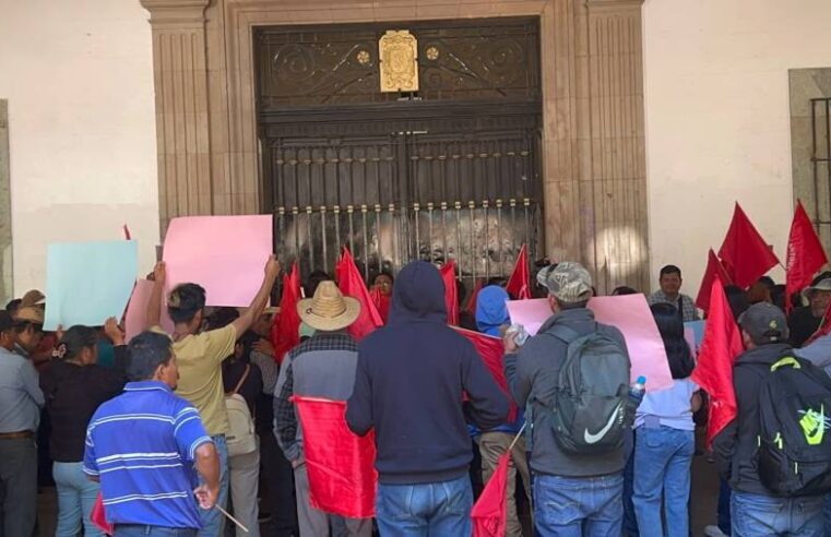 Con altar de muertos, Antorcha Campesina protesta en Palacio de Gobierno