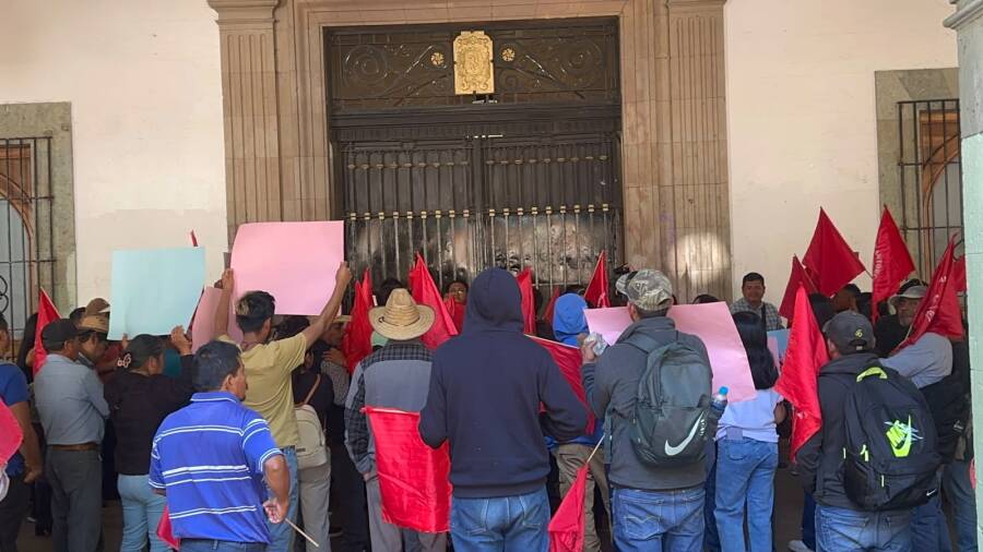 Con altar de muertos, Antorcha Campesina protesta en Palacio de Gobierno