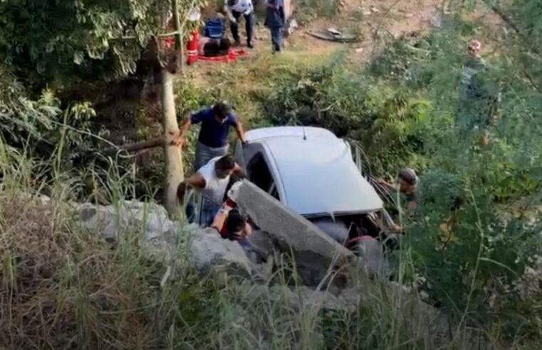 Dos jóvenes lesionados tras salida de automóvil en la Transístmica, en Tehuantepec