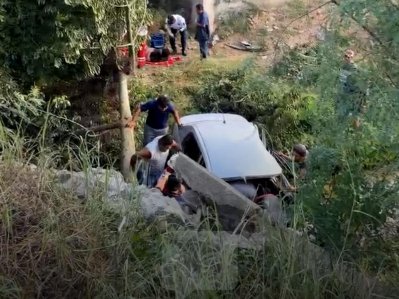 Dos jóvenes lesionados tras salida de automóvil en la Transístmica, en Tehuantepec
