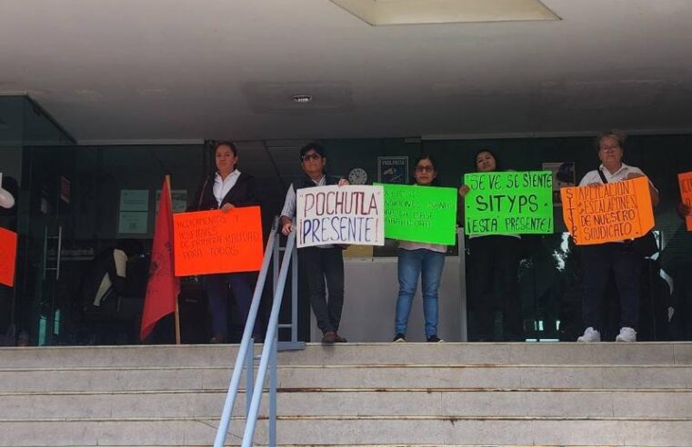 Protesta en oficinas de Salud en Oaxaca; exigen respetar laudos y convenios