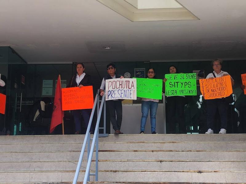Protesta en oficinas de Salud en Oaxaca; exigen respetar laudos y convenios